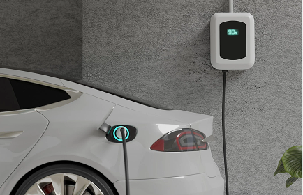 Elektrische auto die wordt opgeladen via een thuislaadpaal aan de muur