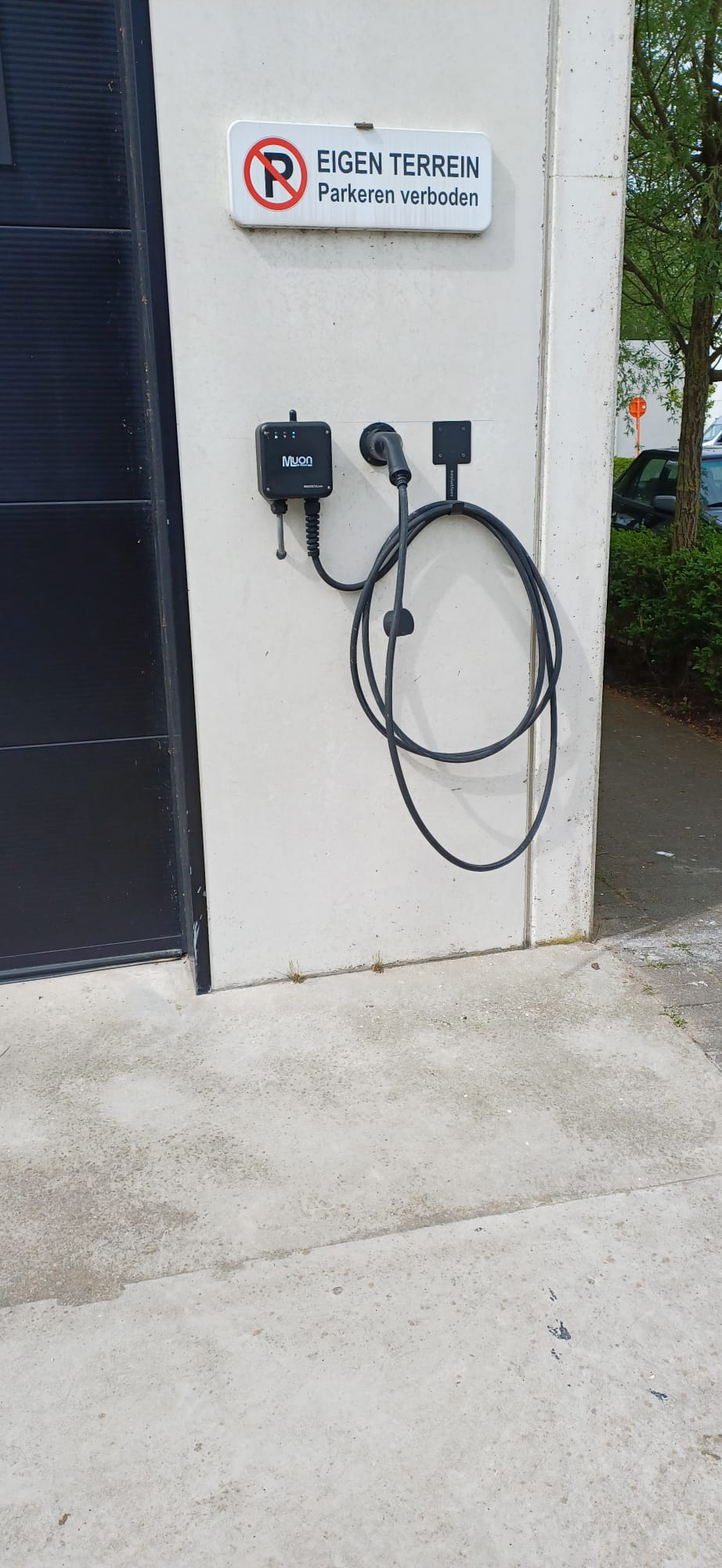 Laadpaal aan muur geïnstalleerd voor elektrische wagen